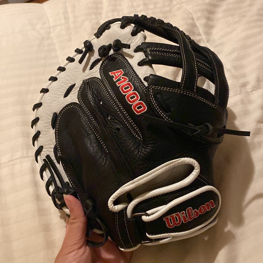 ❤️SOLD❤️Wilson A1000 fastpitch catcher’s mit/glove